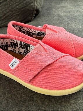 Toms Kids pink canvas shoe size 6